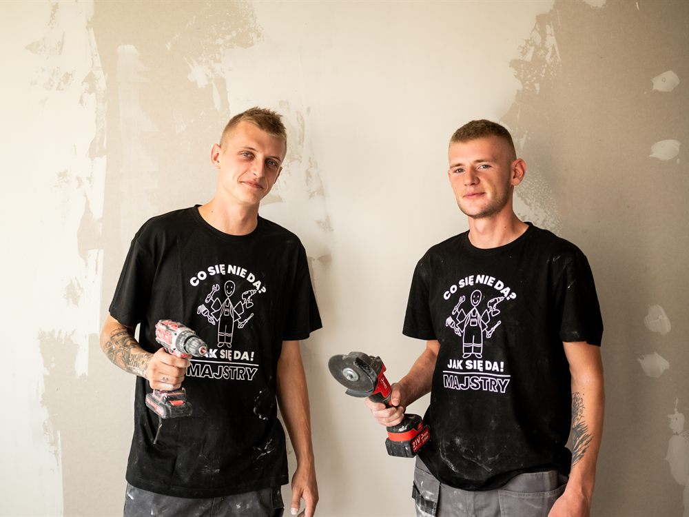 Szymon Jaciński z wiertarko-wkrętarką i drugi instalator ze szlifierką kątową